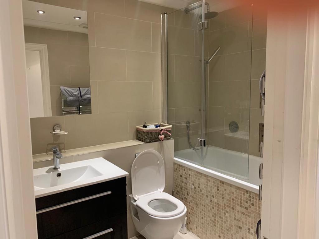 Lovely Room, Free Parking In Private Gated Place 伦敦 外观 照片